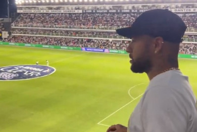 Vídeo: Neymar vai à Vila Belmiro e assiste a Santos x Corinthians