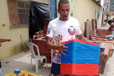 Influencer Rick Chesther ajuda na confecção de adereços da Inocentes de Belford Roxo