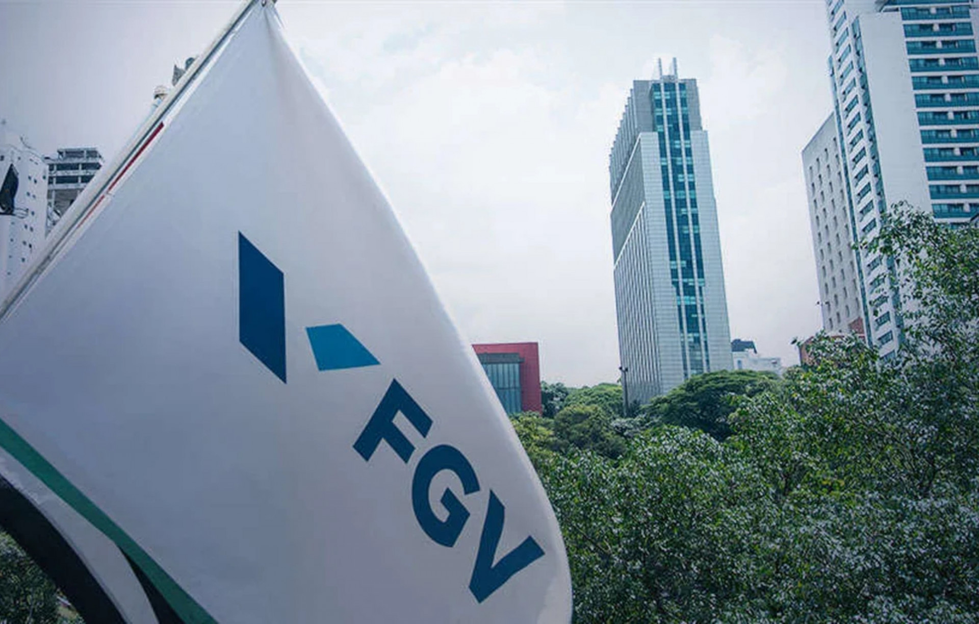 FGV oferece 100 bolsas de graduação para ex-alunos da rede pública