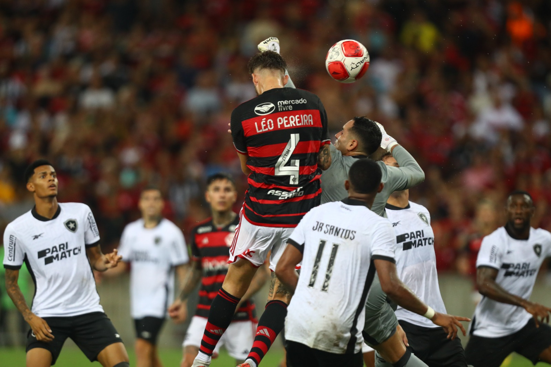 Momento em que Léo Pereira marcou o gol que garantiu a vitória do Flamengo sobre o Botafogo - Gilvan de Souza /Flamengo