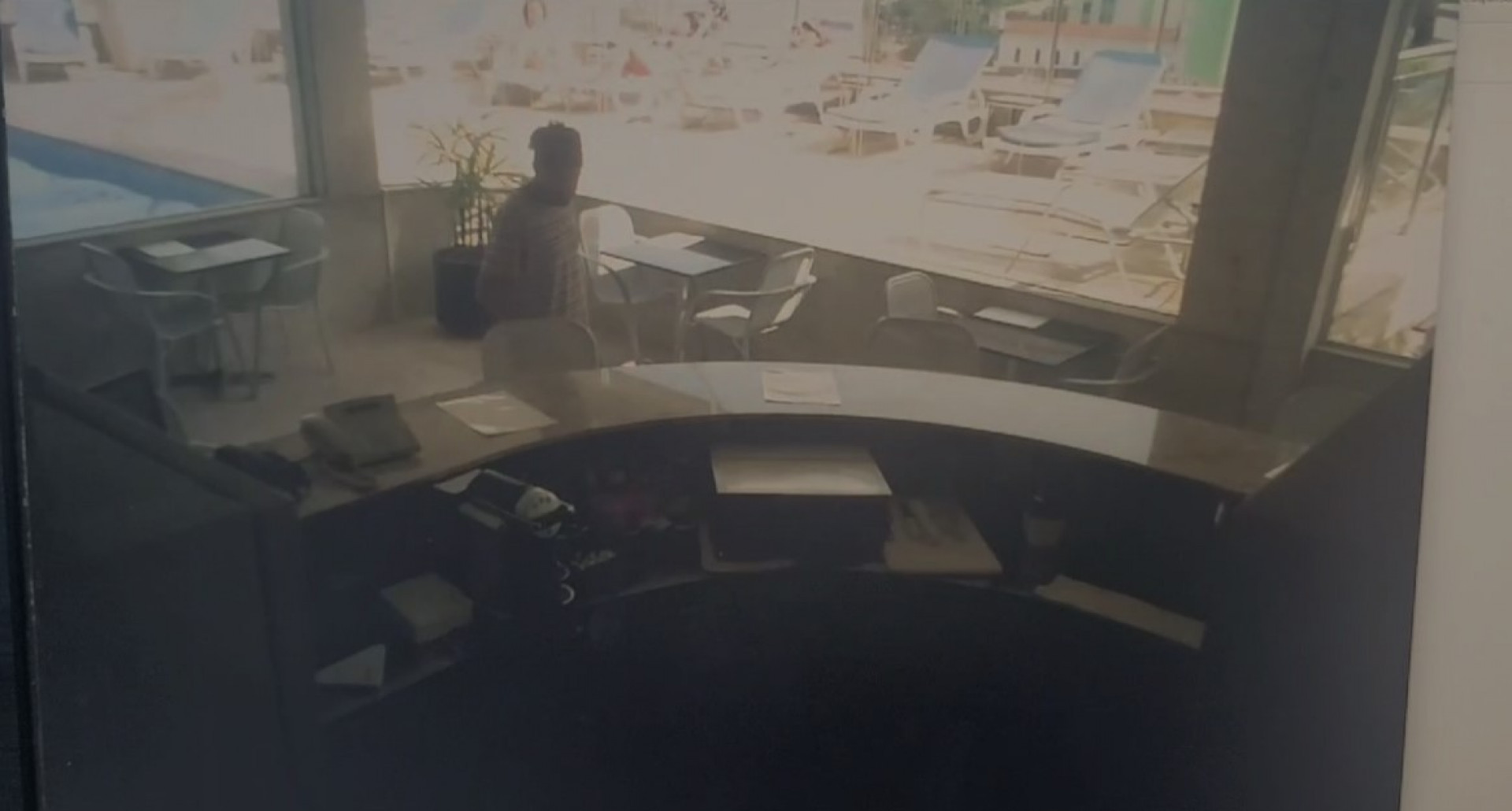 Bruno usou a piscina, um banheiro e também teria tentado pegar bebida em um bar do hotel  - Reprodução de vídeo