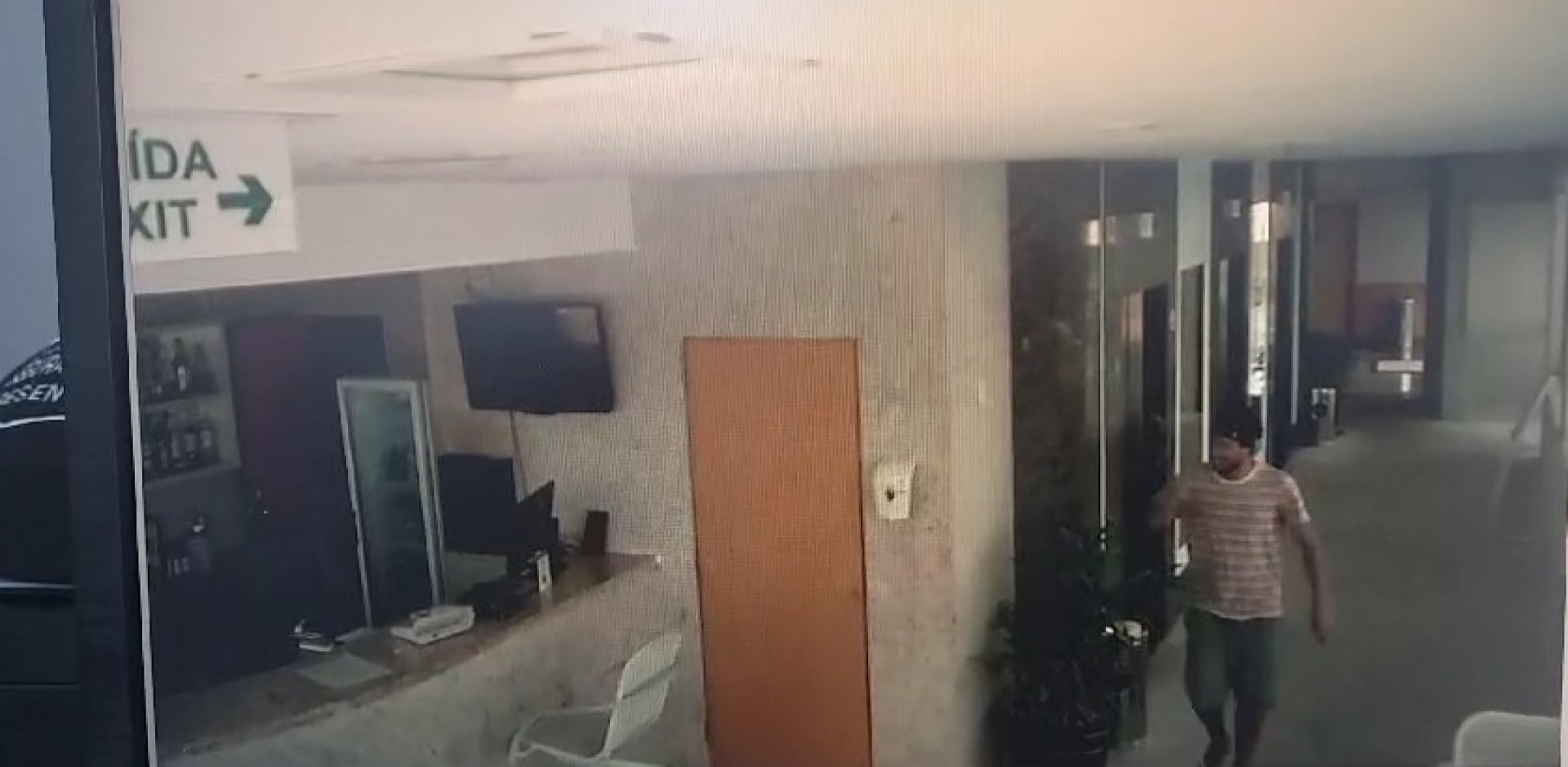 Bruno usou a piscina, um banheiro e também teria tentado pegar bebida em um bar do hotel  - Reprodução de vídeo