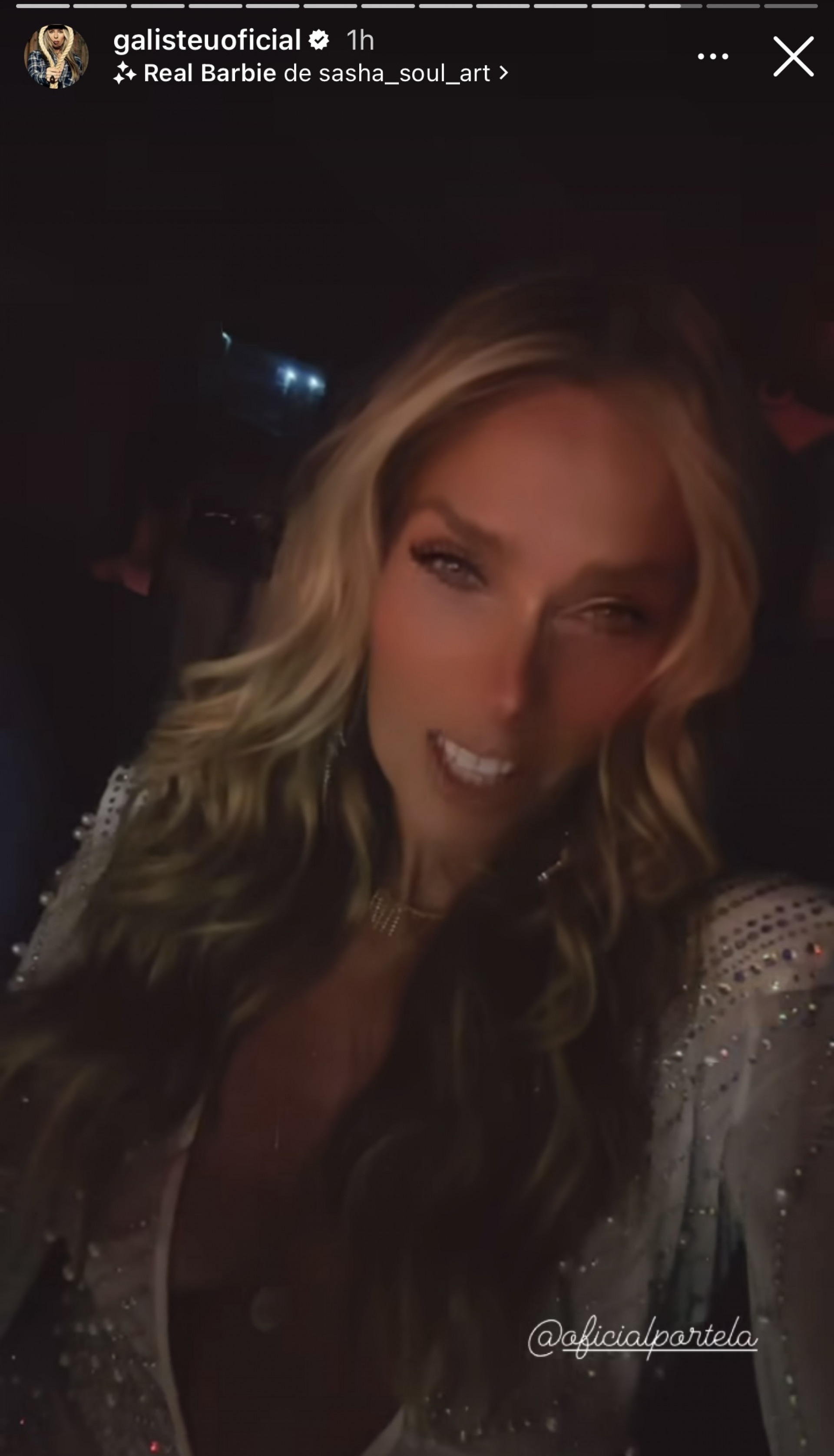 Adriane Galisteu aposta em vestido curto decotado para ensaio da Portela - Reprodução