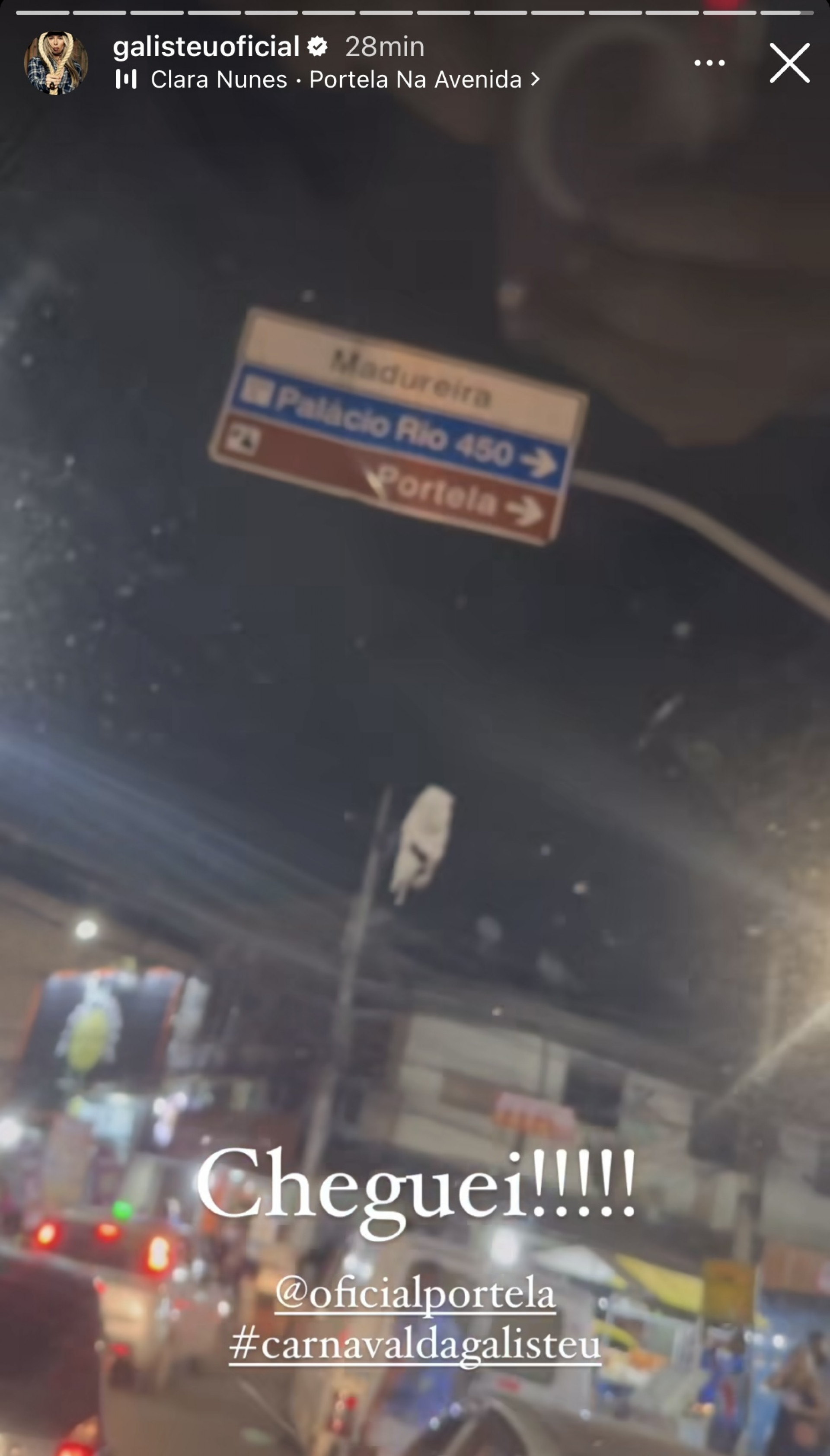 Adriane Galisteu aposta em vestido curto decotado para ensaio da Portela - Reprodução