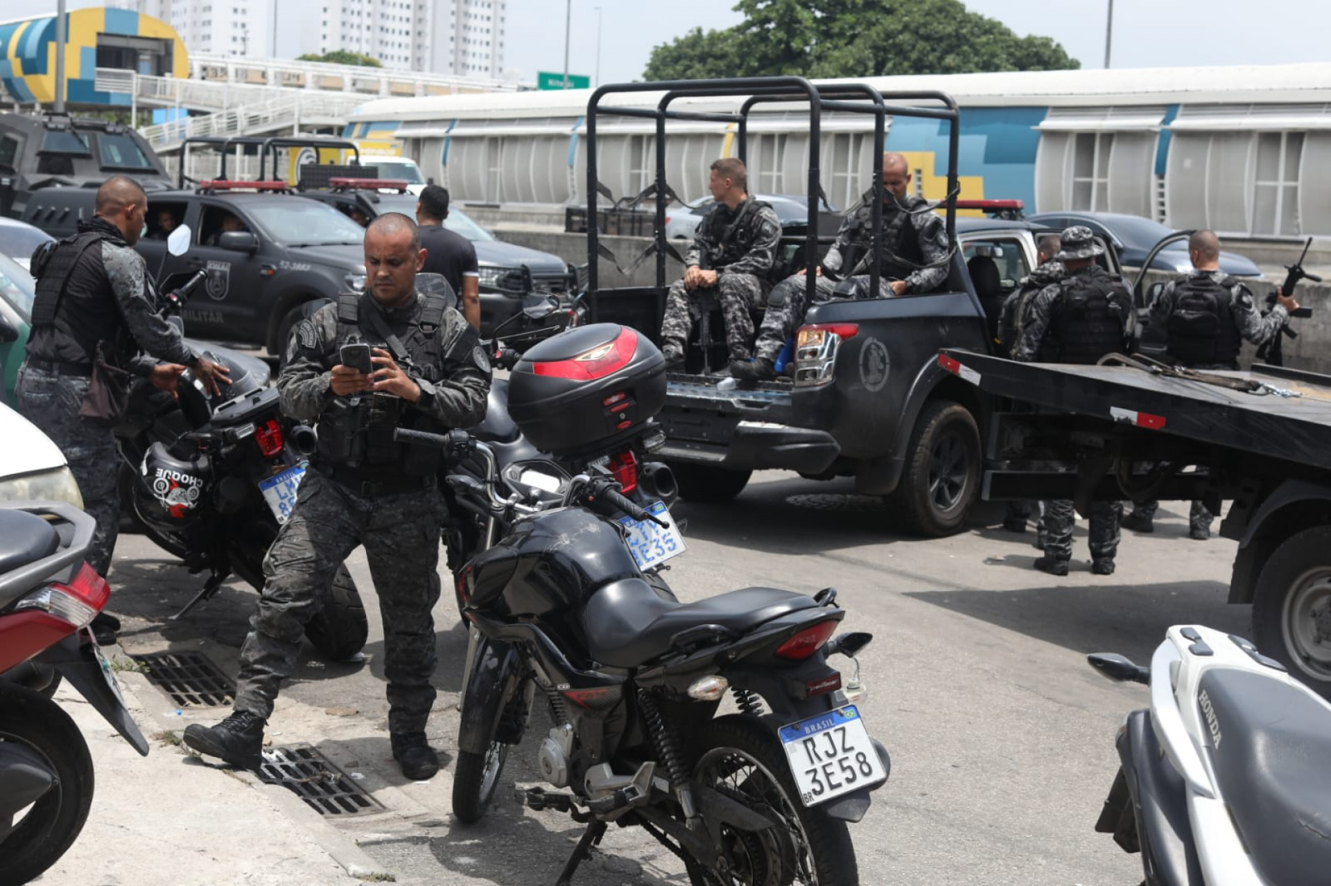 Agentes do 22° BPM e do Batalhão de Choque estão nas comunidades Parque União e Nova Holanda - Pedro Ivo / Agência O Dia