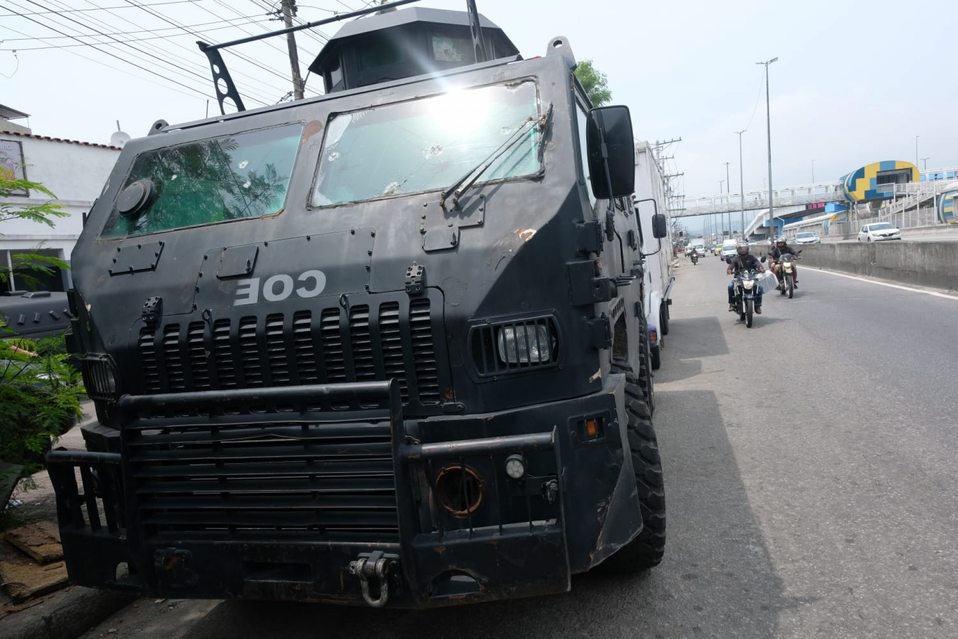 Um blindado da Comando do Operações Especiais acompanhou a operação na Maré - Pedro Ivo / Agência O Dia