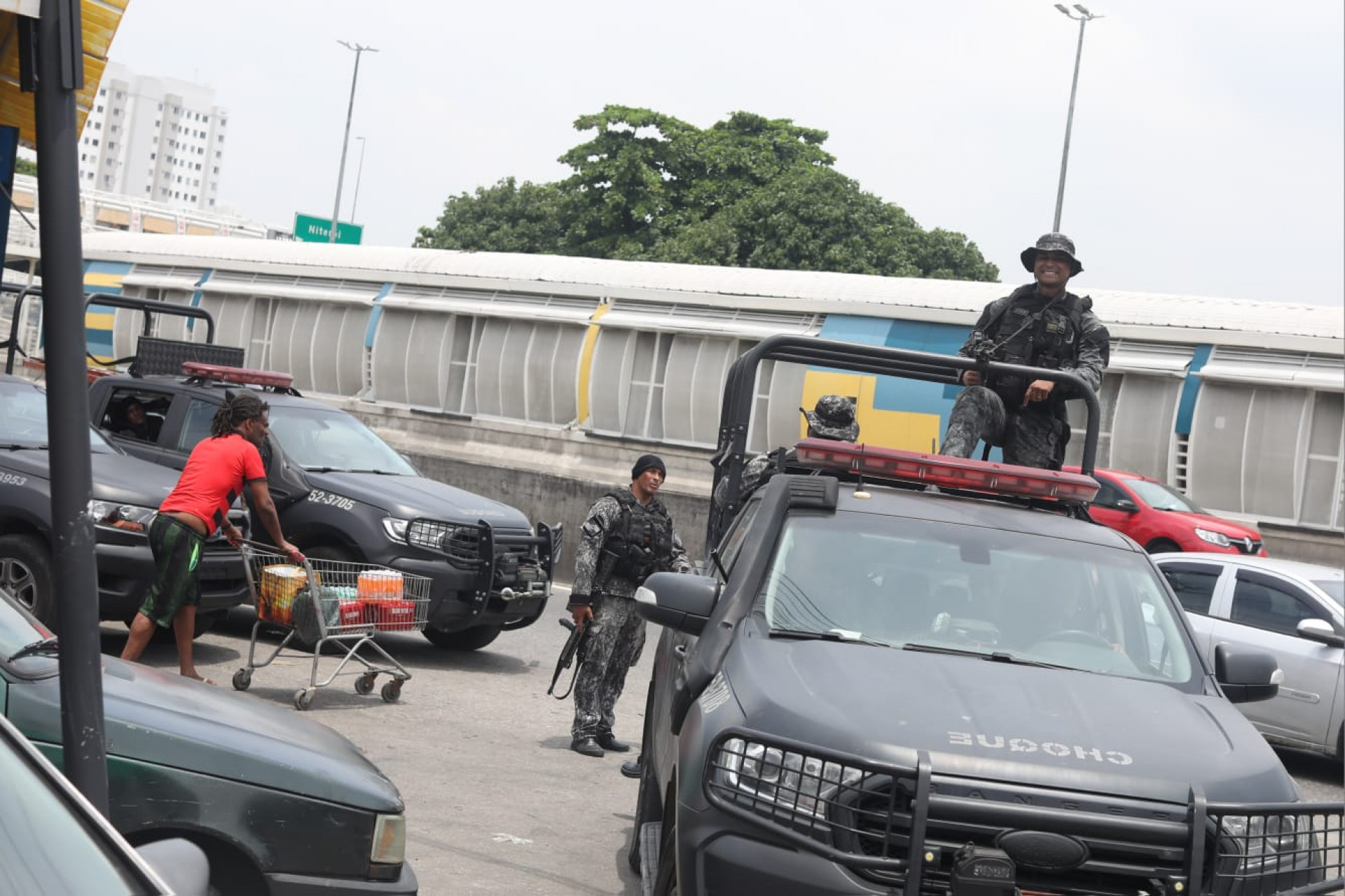 Policiais do Batalhão de Choque fazem uma operação em comunidades do Complexo da Maré
 - Pedro Ivo / Agência O Dia