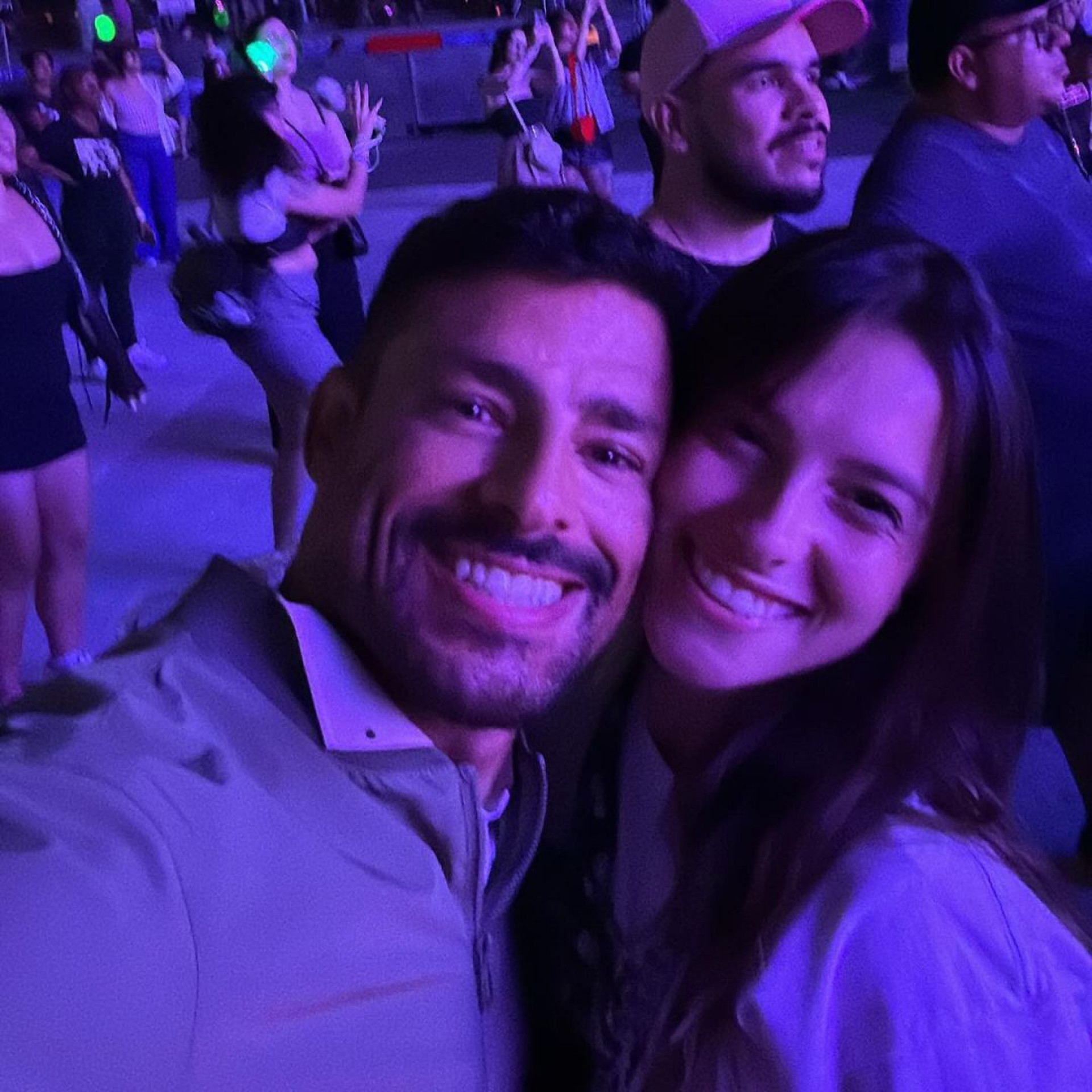 Cauã Reymond e a irmã Lari Rodi ao show do grupo de k-pop TWICE, em São Paulo  - Reprodução / Instagram 