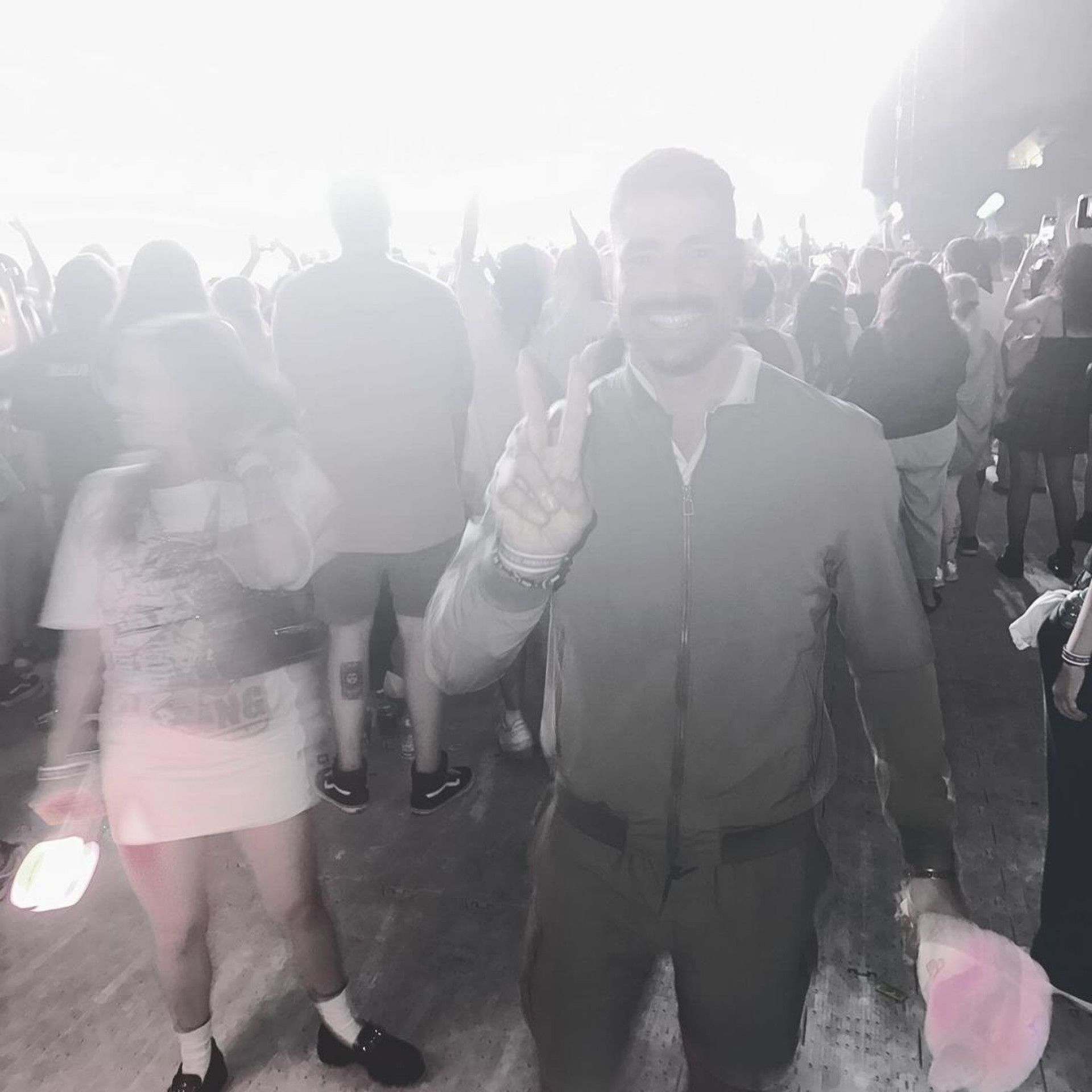 Cauã Reymond e a irmã Lari Rodi ao show do grupo de k-pop TWICE, em São Paulo   - Reprodução / Instagram 