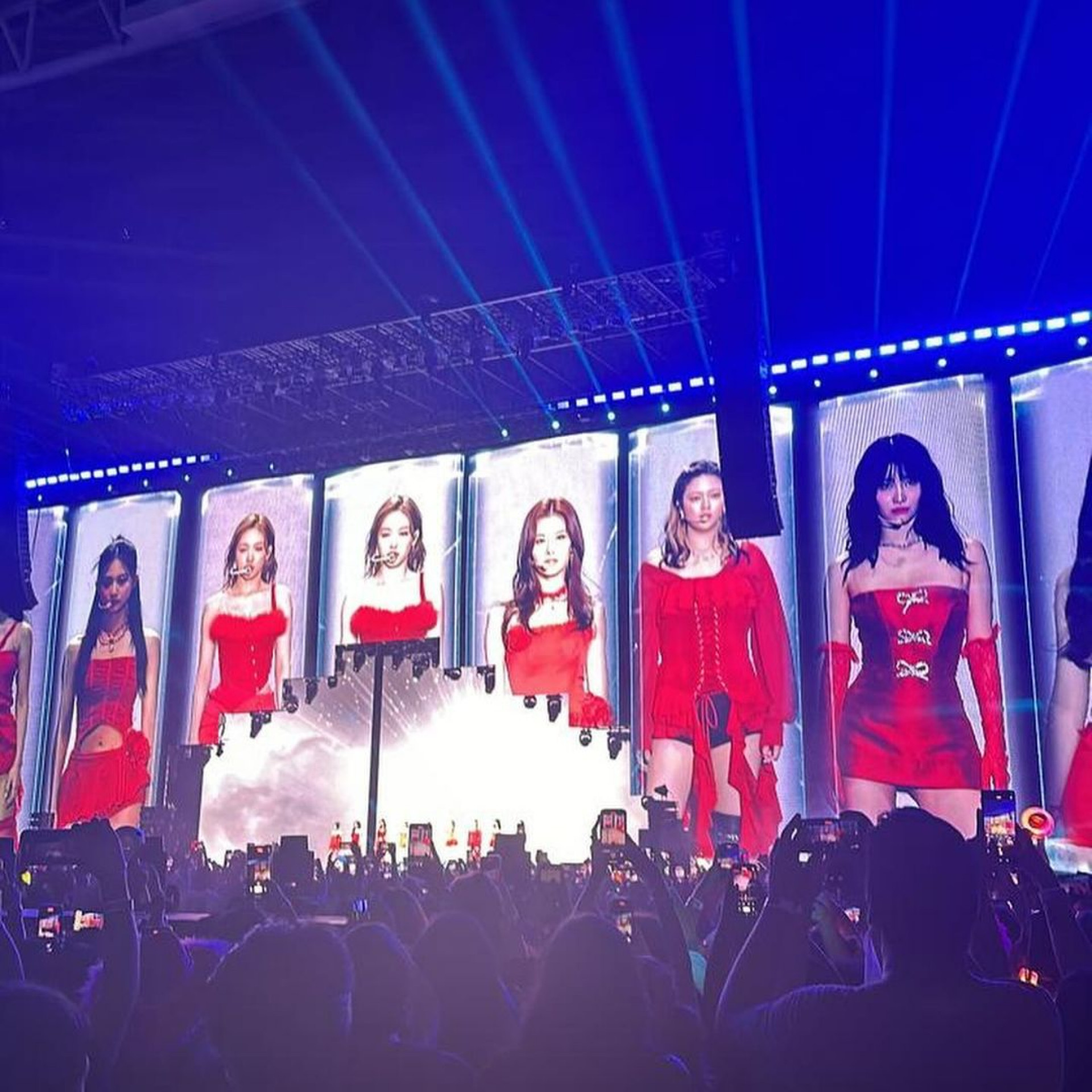 Cauã Reymond leva a filha Sofia e a irmã Lari Rodi ao show do grupo de k-pop TWICE, em São Paulo  - Reprodução / Instagram 