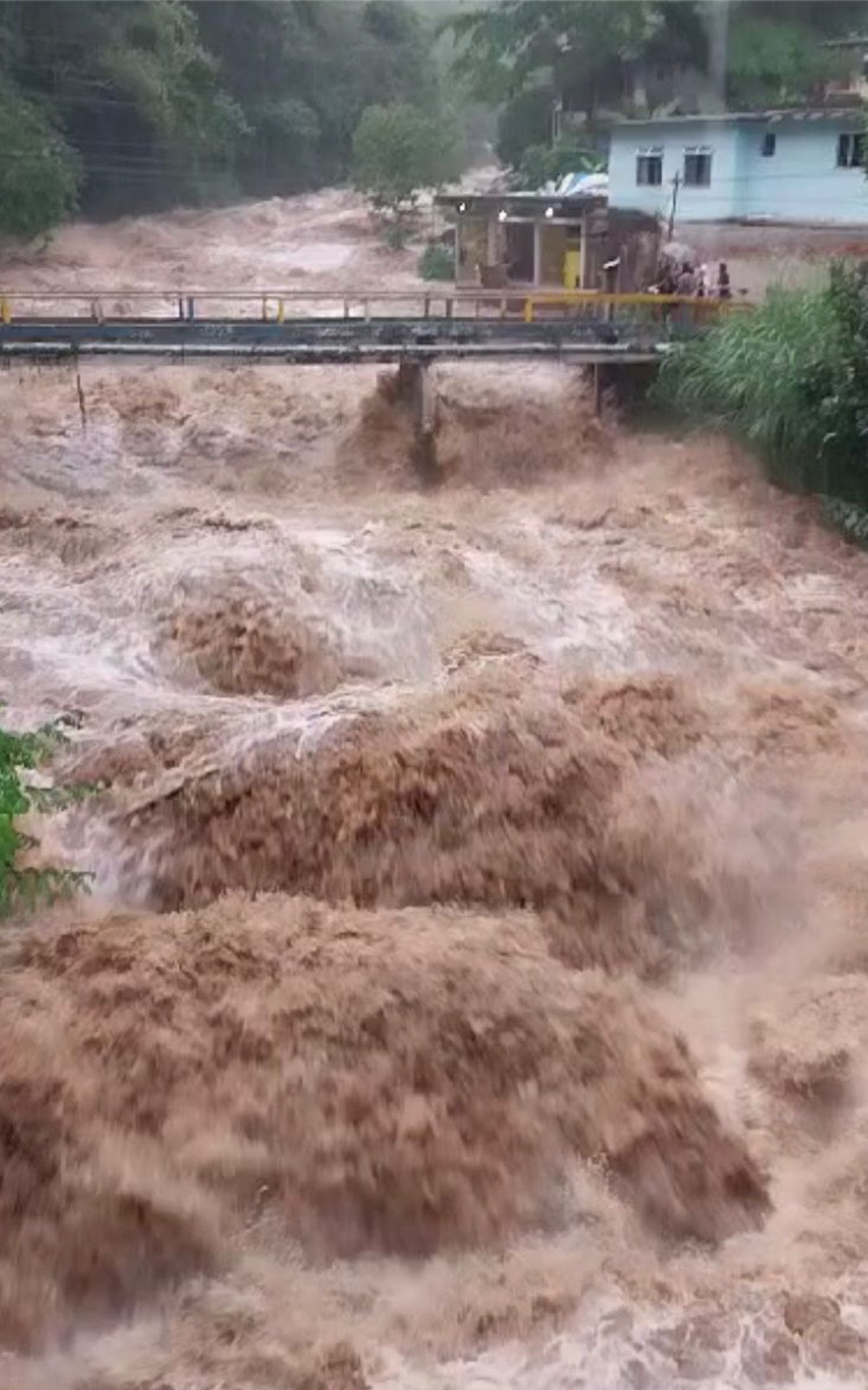Rio no distrito de Santo Aleixo, em Mag&eacute;, transbordou por causa do temporal - Reprodu&ccedil;&atilde;o