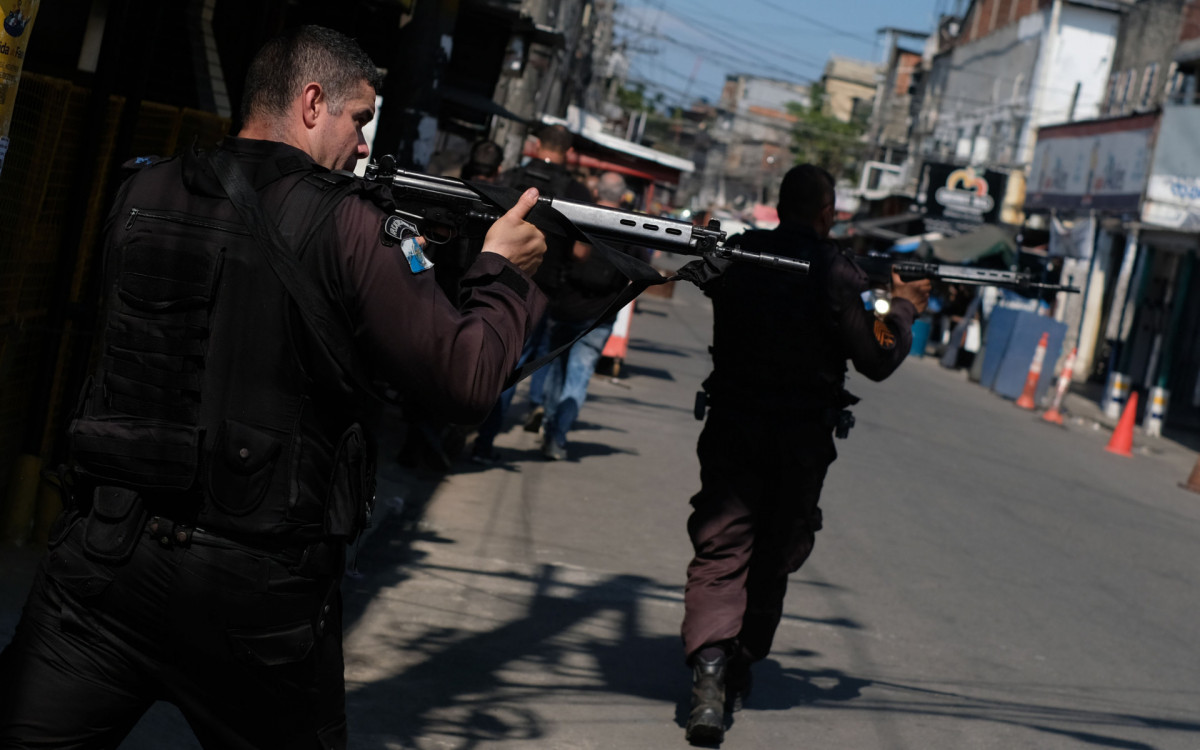 Pol&iacute;cia faz per&iacute;cia onde Jefferson de Ara&uacute;jo Costa foi morto por PM no Parque Uni&atilde;o, Zona Norte 