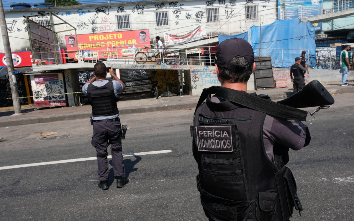 Polícia faz perícia onde Jefferson de Araújo Costa foi morto por PM no Parque União, Zona Norte do Rio de Janeiro, nesta quinta-feira (08).