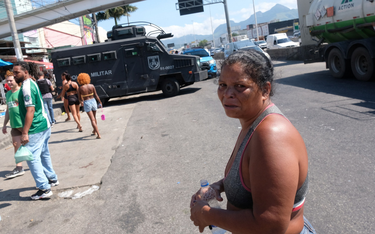 Polícia faz perícia onde Jefferson de Araújo Costa foi morto por PM no Parque União, Zona Norte do Rio de Janeiro, nesta quinta-feira (08).