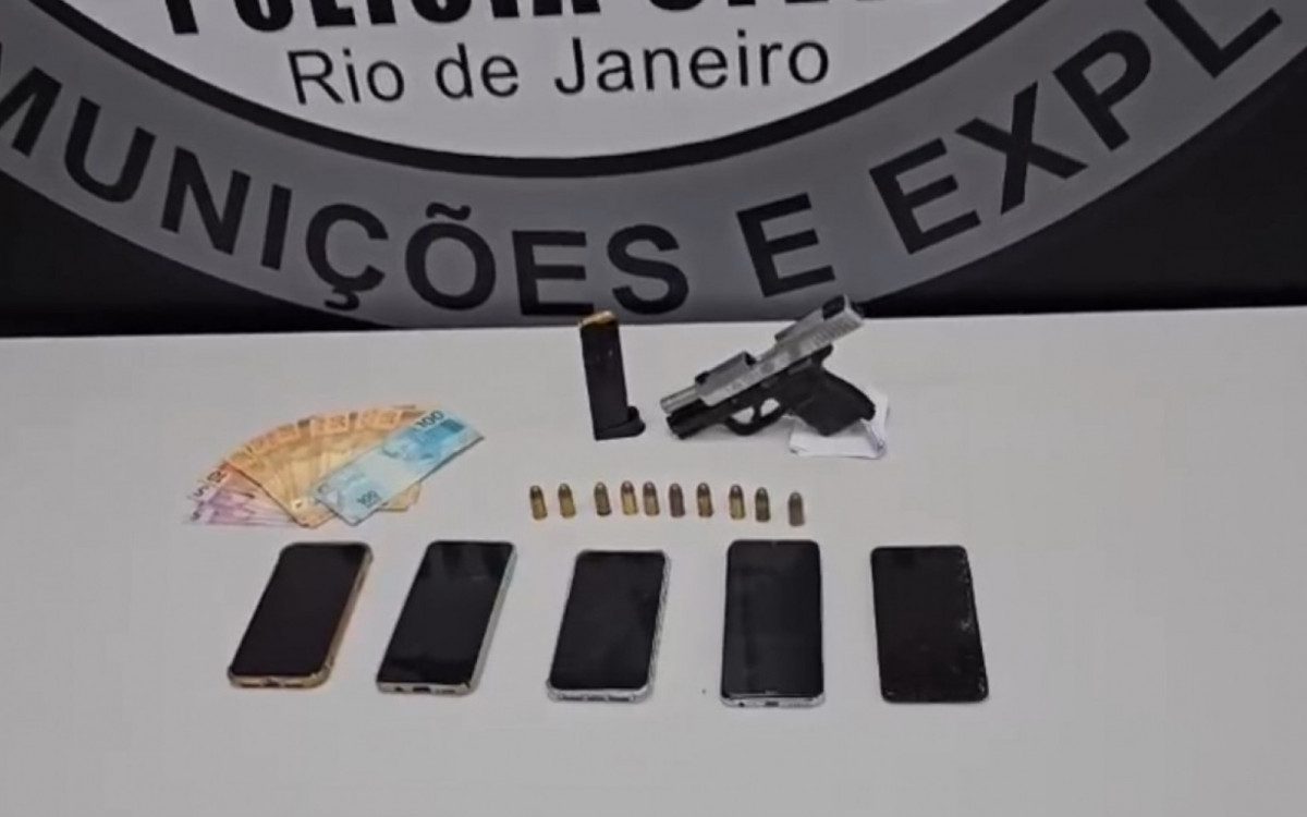Com o trio, foi apreendida uma pistola Tauros, um carregador, 11 munições, cinco celulares e R$ 700