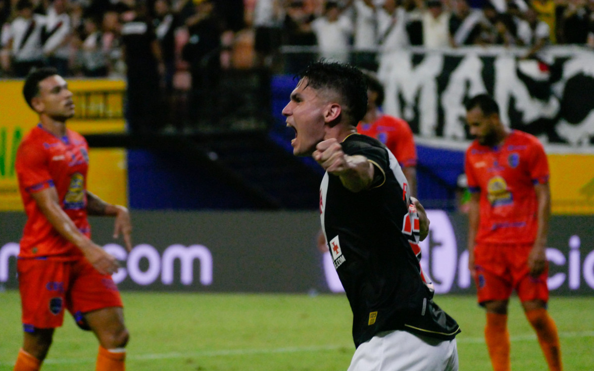 Partida entre Vasco/RJ e Audax/RJ, pelo Campeonato Carioca, na Arena da Amaz&ocirc;nia, em Manaus (AM), na noite desta quinta-feira (8). Na foto, jogador do vasco comemora o gol do jogador David. - Sandro Pereira / FOTOARENA / Estad&atilde;o Conte&uacute;do