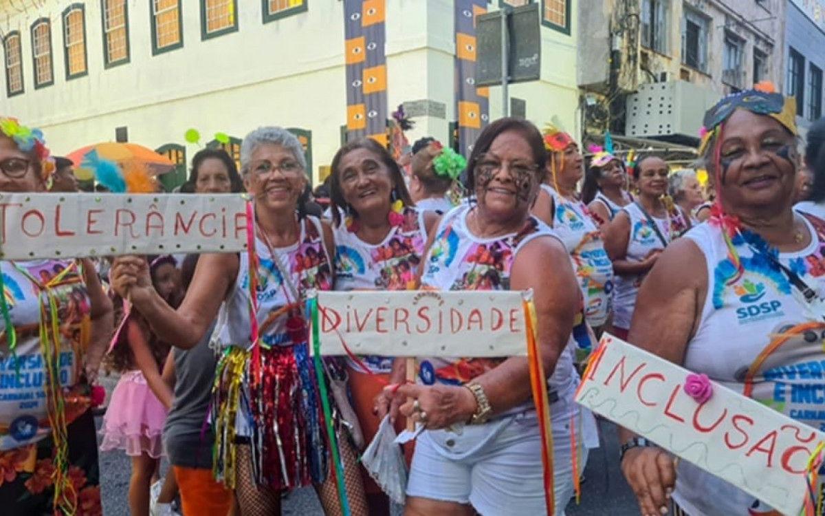 Foliões desfilam pelas ruas do centro de Angra