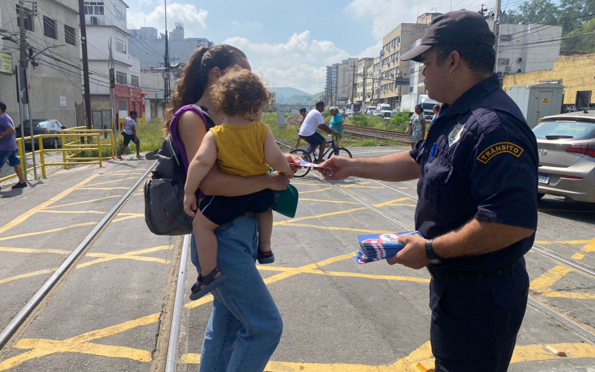 Agentes distribuem panfletos nas ruas Alberto Mutel e Duque de Caxias, além da entrada do Parque da Cidade