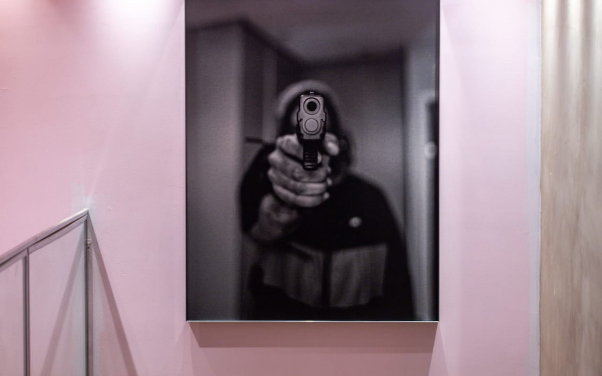 Obra Medo, do artista Youknowmyface, exposta no Centro de Pesquisa Avançada do Novo Samba Tradicional - Renan Areias / Agência O Dia