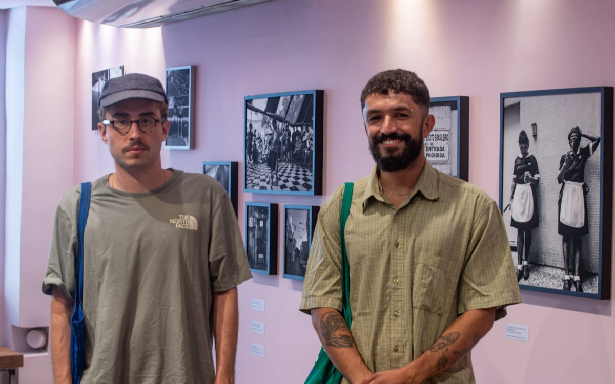 Roberto de Castro e Lucas Jesus, ambos de Belo Horizonte, foram ao Centro só para ver a exposição de Youknowmyface - Renan Areias / Agência O Dia