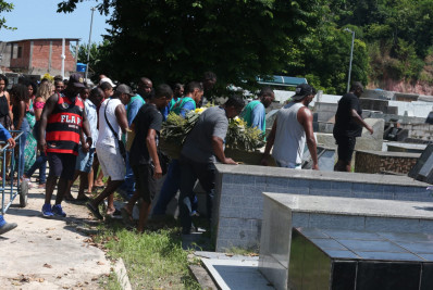 Homem morto em assalto a ônibus em Duque de Caxias é enterrado
