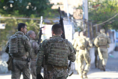 PM e Civil fazem operação na Maré após caminhão com carros de luxo ser roubado