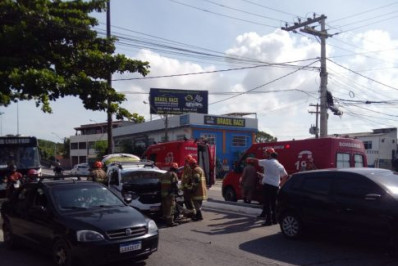Engavetamento em Cabo Frio deixa uma pessoa ferida