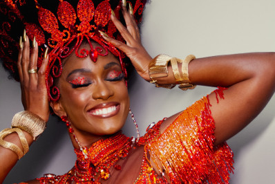 Rainha de bateria da Viradouro, Erika Januza entrega ritual antes de entrar na Avenida; confira