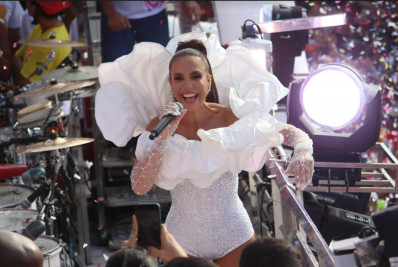 Ivete Sangalo interrompe show no Carnaval para ajudar fã: 'Respira'
