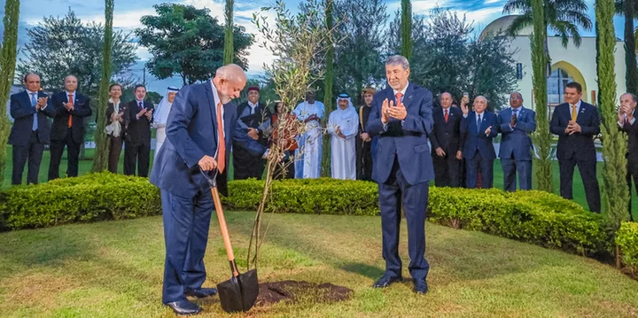 Lula planta árvore na embaixada da Palestina antes de jantar com embaixadores e ministros