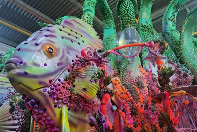 Com samba-enredo que viralizou, Mocidade aposta em desfile bem-humorado e colorido sobre caju