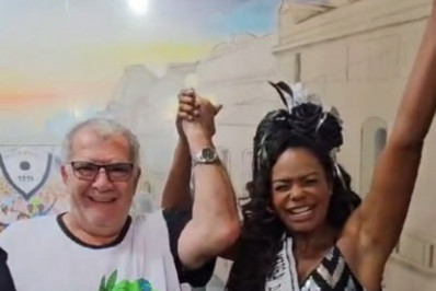 Vídeo! Selminha Sorriso recebe faixa de 'musa das musas' do Cordão da Bola Preta