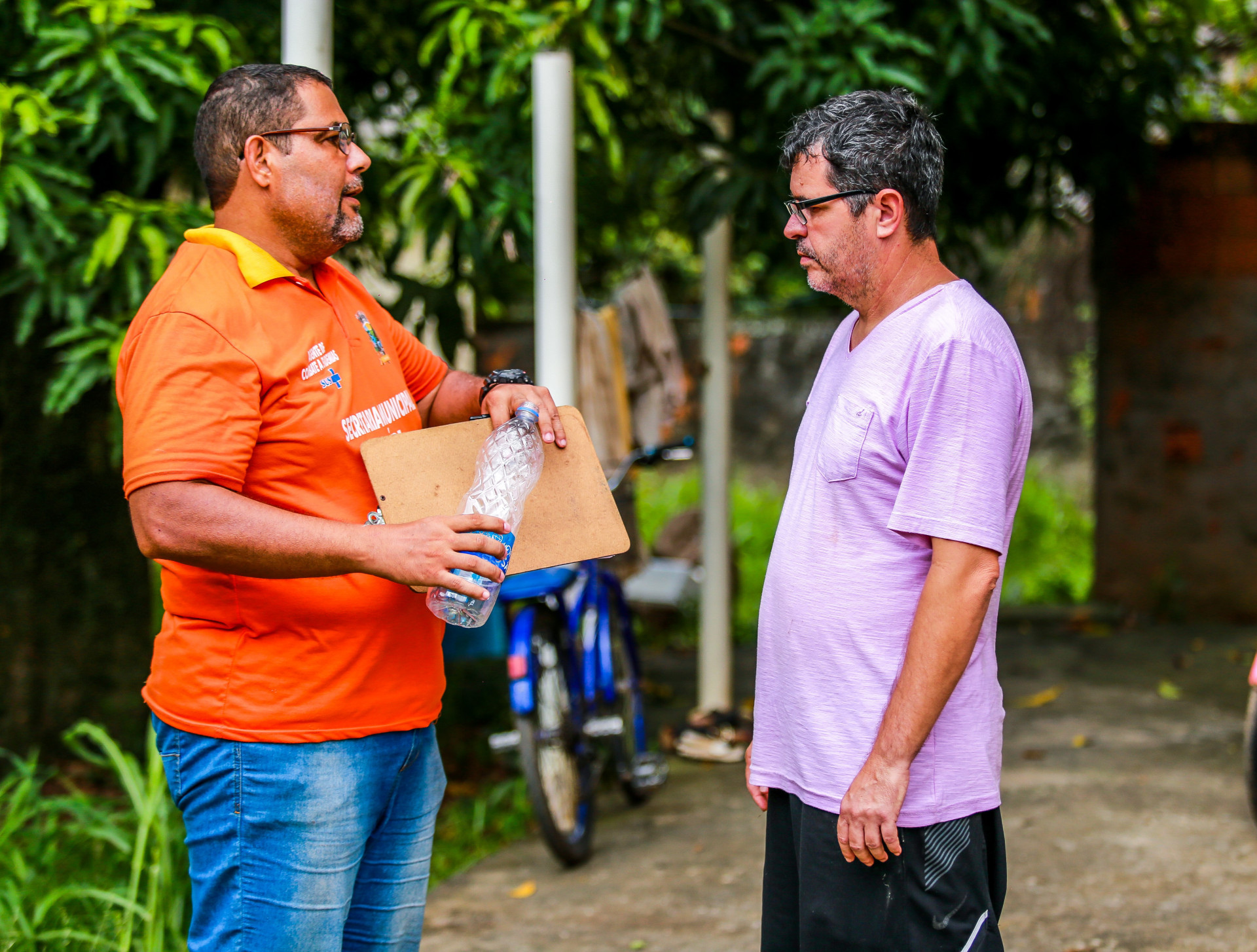 Benedito Meireles ouve atentamente as explica&ccedil;&otilde;es do agente sobre a prolifera&ccedil;&atilde;o do mosquito da dengue - Rafael Barreto / PMBR