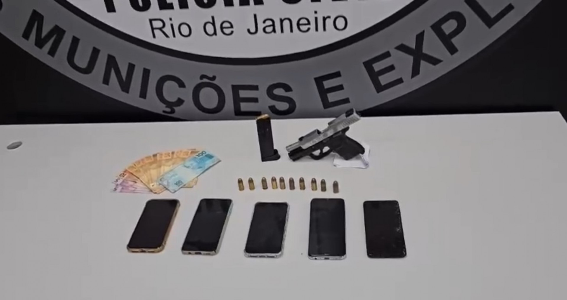 Com o trio, foi apreendida uma pistola Tauros, um carregador, 11 munições, cinco celulares e R$ 700 - Reprodução