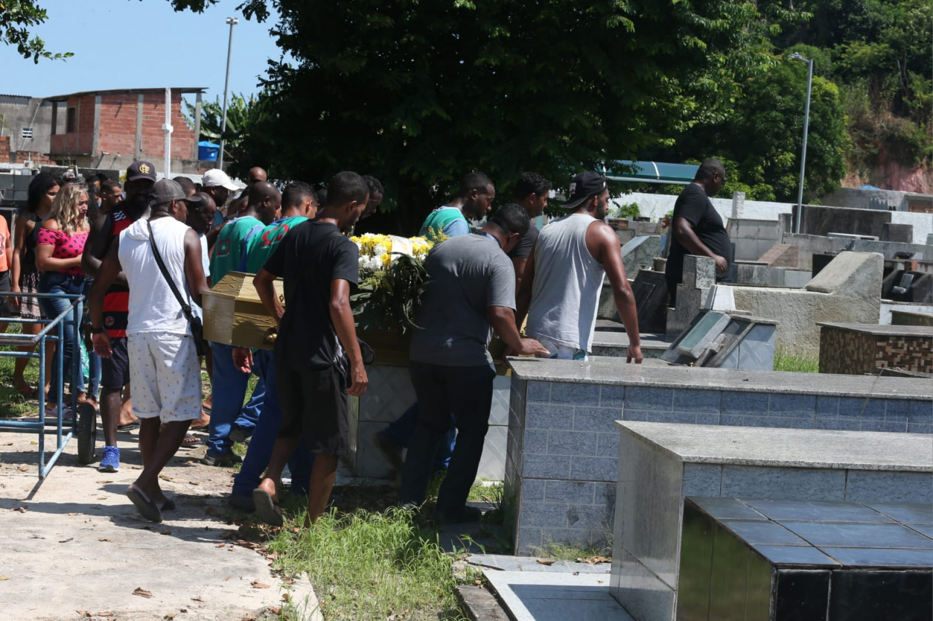 Familiares e amigos lamentaram a morte de Carlos - Cléber Mendes / Agência O Dia