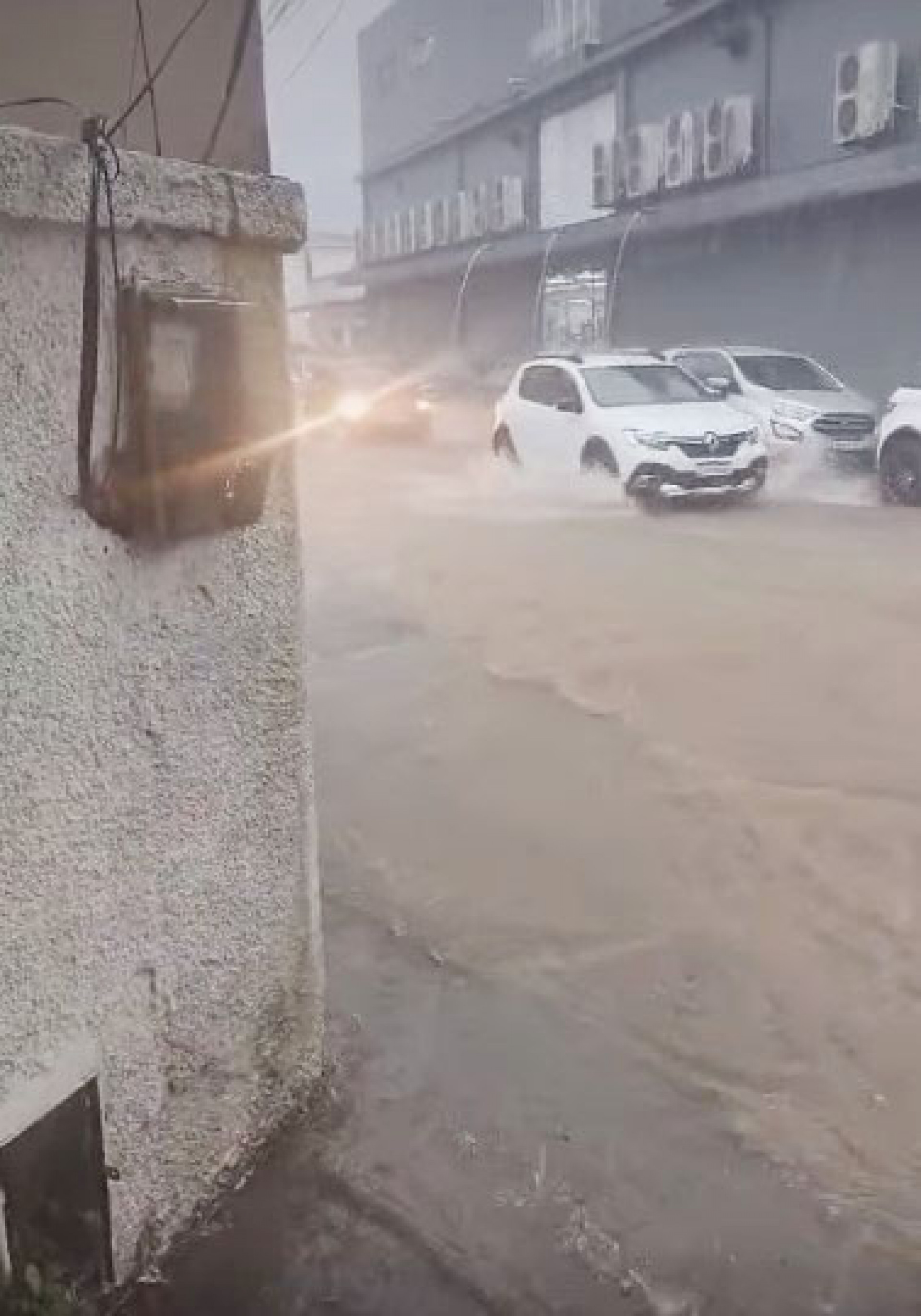 Temporal alaga ruas no Centro de Guapimirim