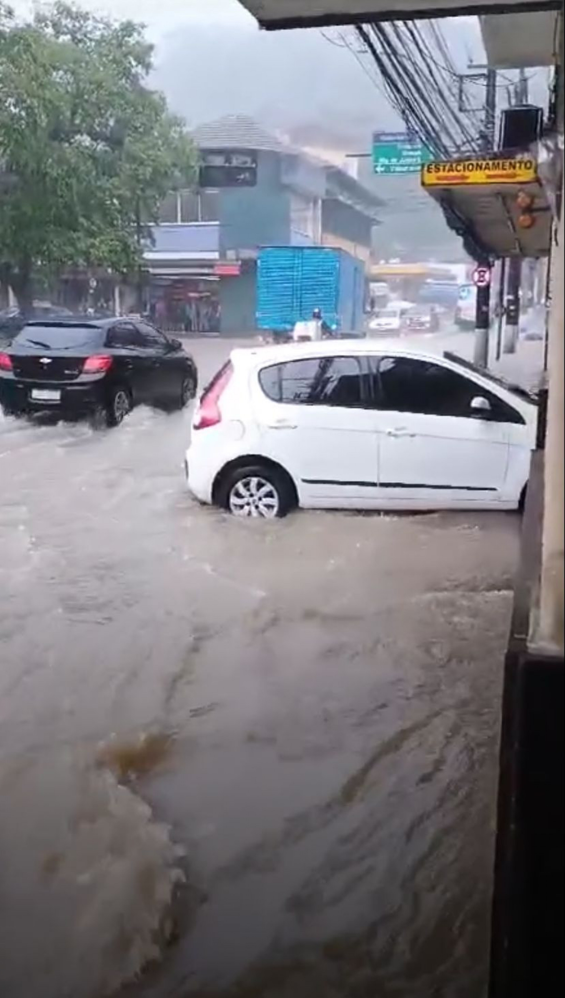 Ruas de Petrópolis estão alagadas por conta da chuva