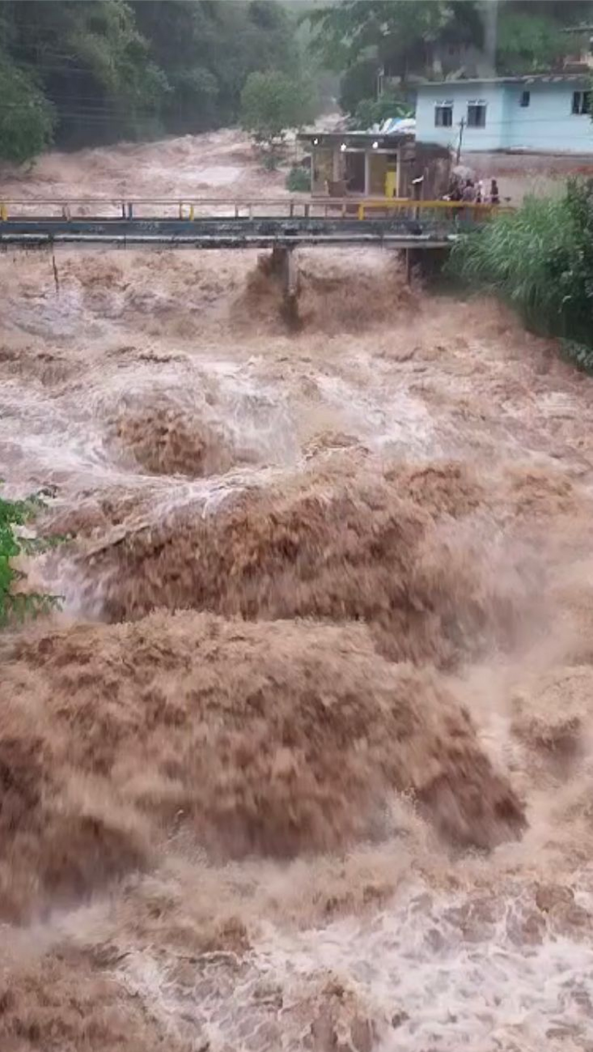 Rio no distrito de Santo Aleixo, em Mag&eacute;, transbordou por causa do temporal
