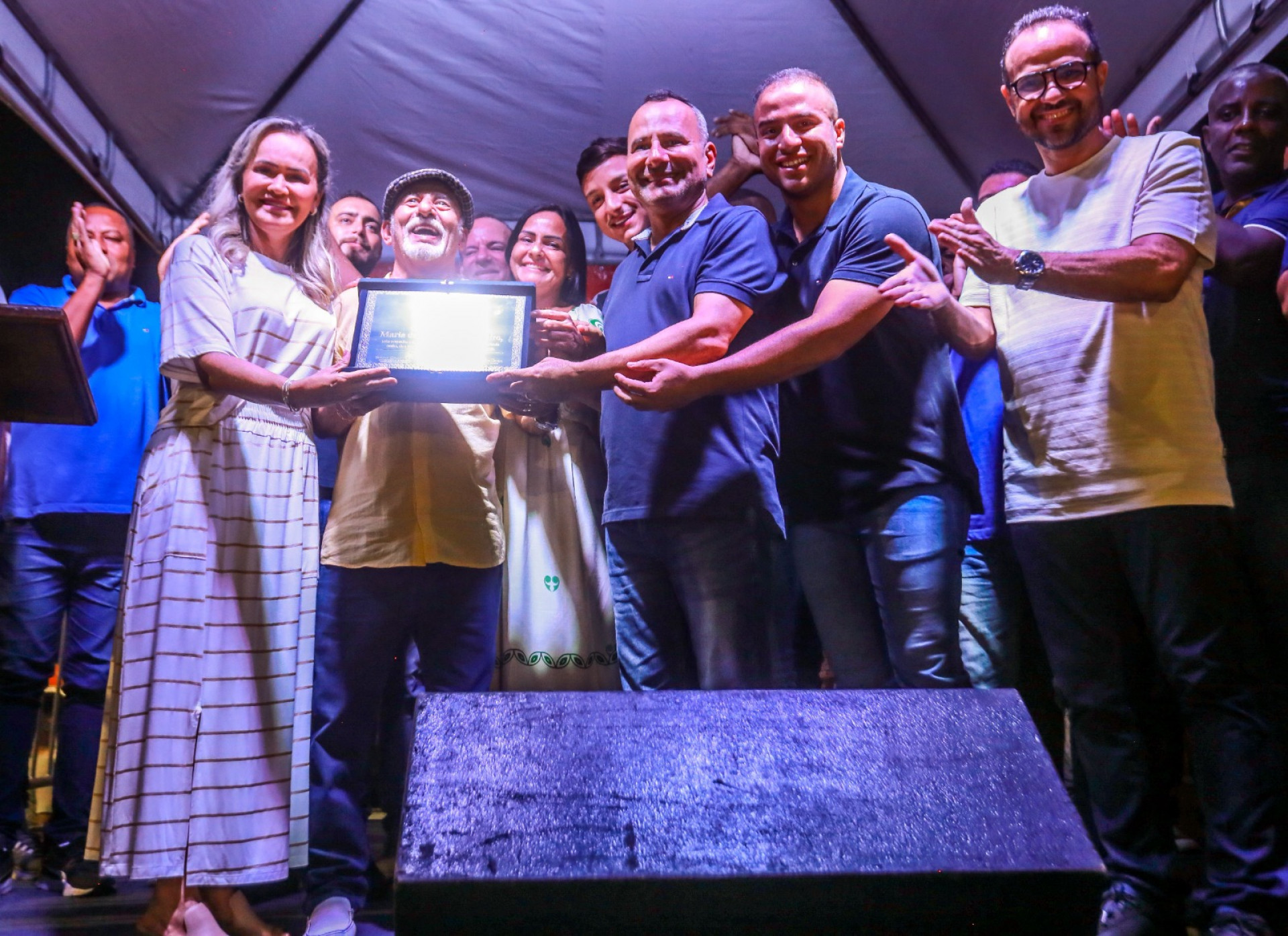 Deputada Daniela do Waguinho e prefeito Waguinho entregam uma placa ao filho de Maria da Concei&ccedil;&atilde;o Carneiro - Rafael Barreto / PMBR