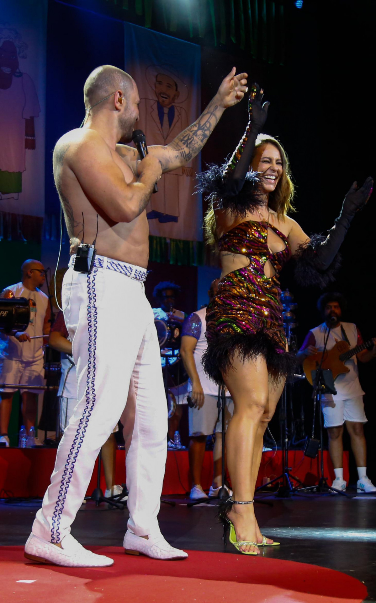 Paolla Oliveira e Diogo Nogueira dançam juntos no show do cantor, no Rio