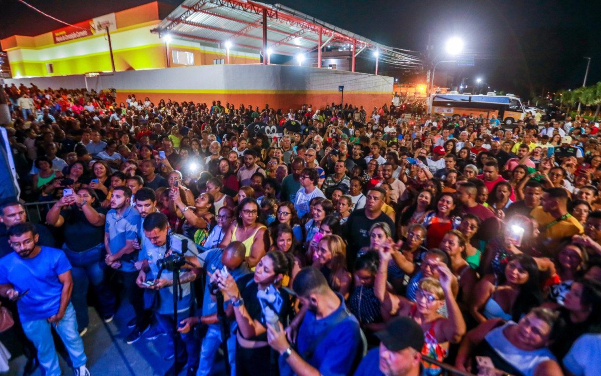 O público compareceu para prestigiar a inauguração da escola municipal Maria da Conceição Carneiro