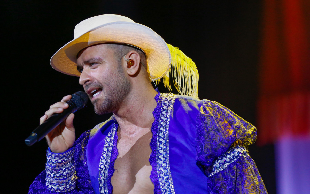 Paolla Oliveira e Diogo Nogueira dançam juntos no show do cantor, no Rio