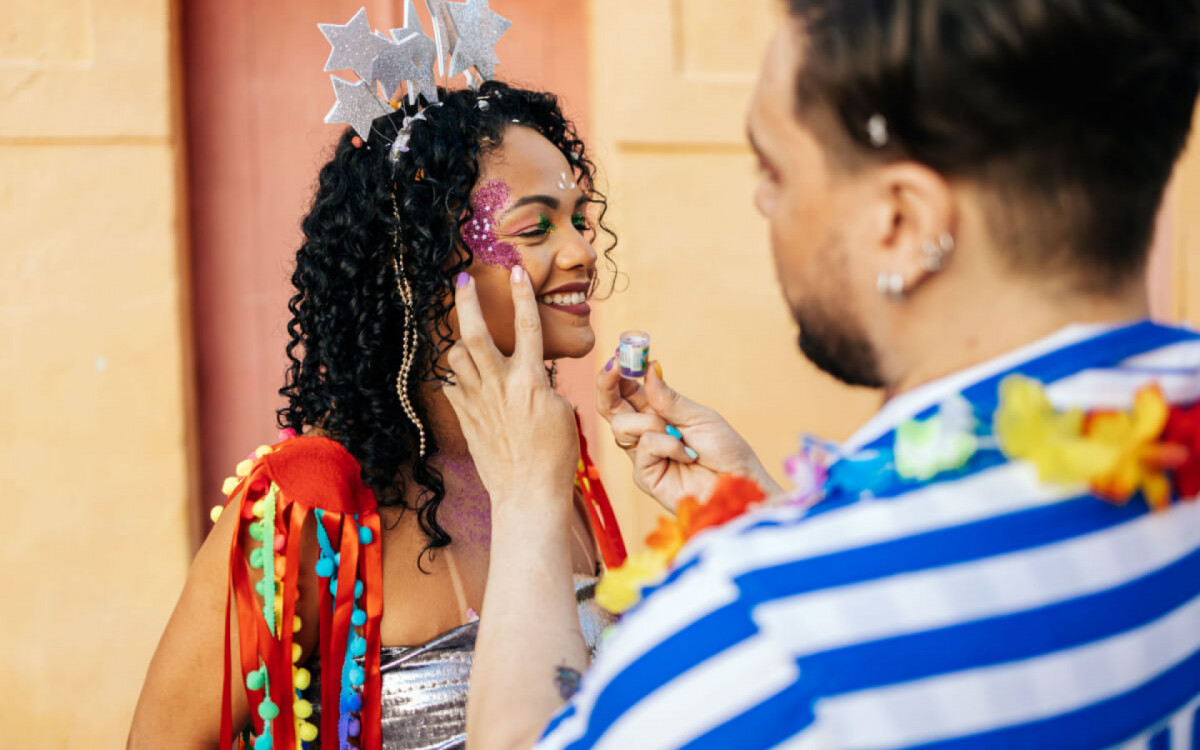 Certifique-se de utilizar o produto adequado para não irritar a pele no Carnaval (imagem: Kleber Cordeiro | Shutterstock)
