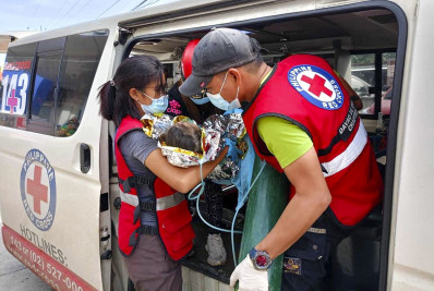 Menina é resgatada nas Filipinas quase 60 horas após deslizamento de terra