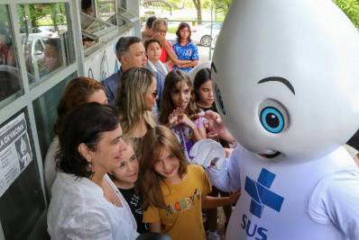 Momento histórico, diz ministra sobre início da vacinação de crianças contra dengue