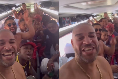Adriano Imperador festeja em ônibus a caminho de desfile em São Paulo
