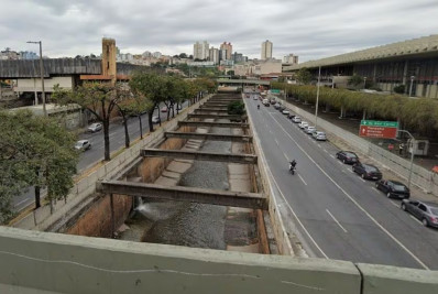 Ciclista cai em rio e morre após bloco de carnaval em Belo Horizonte