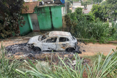 Polícia investiga caso de corpo encontrado carbonizado dentro de carro na Baixada