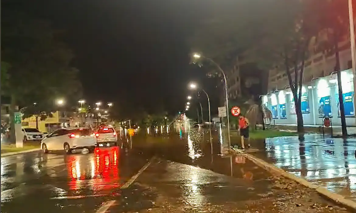 DF: forte chuva causa alagamentos e queda de energia; Vídeo