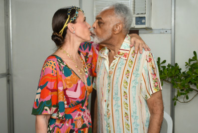Gilberto Gil e Flora Gil se beijam na abertura do Carnaval de Recife